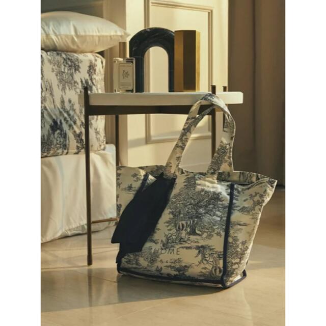 SNIDEL(スナイデル)のsnidelhome トワルドジュイ　ネイビー　ミドルキャンバストート レディースのバッグ(トートバッグ)の商品写真