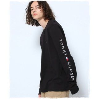 トミーヒルフィガー(TOMMY HILFIGER)の最新作　ショルダーロゴロングスリーブTシャツ　ブラック　Lサイズ(Tシャツ/カットソー(七分/長袖))