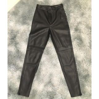 ザラ(ZARA)のZARAフェイクレザーパンツ(スキニーパンツ)