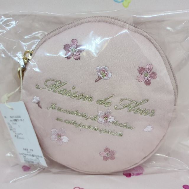 Maison de FLEUR(メゾンドフルール)の【定価以下】完売品♡新品♡メゾンドフルール♡sakura刺繍ラウンドミニポーチ♡ レディースのファッション小物(ポーチ)の商品写真