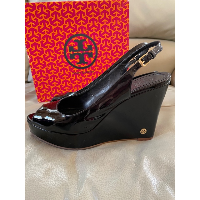 Tory Burch(トリーバーチ)のトリーバーチ　ウェッジサンダル　パテント黒　8 レディースの靴/シューズ(サンダル)の商品写真