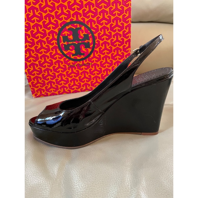 Tory Burch(トリーバーチ)のトリーバーチ　ウェッジサンダル　パテント黒　8 レディースの靴/シューズ(サンダル)の商品写真