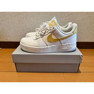 ナイキ(NIKE)のナイキ　エアフォース1 07 サターンゴールド(スニーカー)