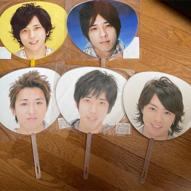 嵐(アラシ)の嵐　ミニうちわ　 エンタメ/ホビーのタレントグッズ(男性タレント)の商品写真