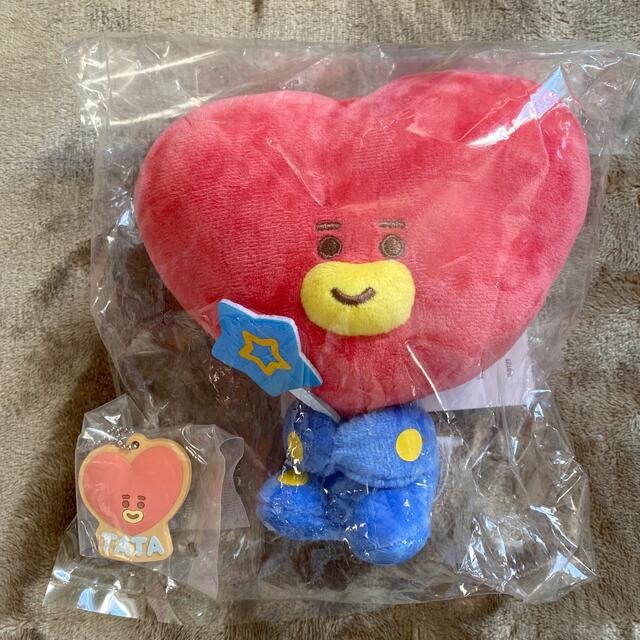 BT21(ビーティーイシビル)の【値下】 BT21 ファミマ　一番くじ　【TATAぬいぐるみ+チャーム】 エンタメ/ホビーのおもちゃ/ぬいぐるみ(キャラクターグッズ)の商品写真