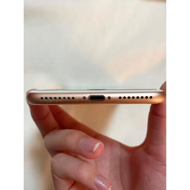 Apple(アップル)のiPhone 8 Plus Gold 64 GB docomo 本体　Apple スマホ/家電/カメラのスマートフォン/携帯電話(スマートフォン本体)の商品写真
