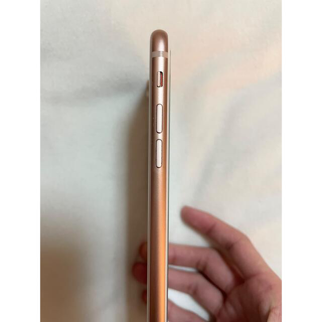 Apple(アップル)のiPhone 8 Plus Gold 64 GB docomo 本体　Apple スマホ/家電/カメラのスマートフォン/携帯電話(スマートフォン本体)の商品写真