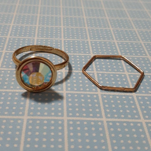 1cm位のキラキラリングと　六角形　のリング2個セットです。 レディースのアクセサリー(リング(指輪))の商品写真