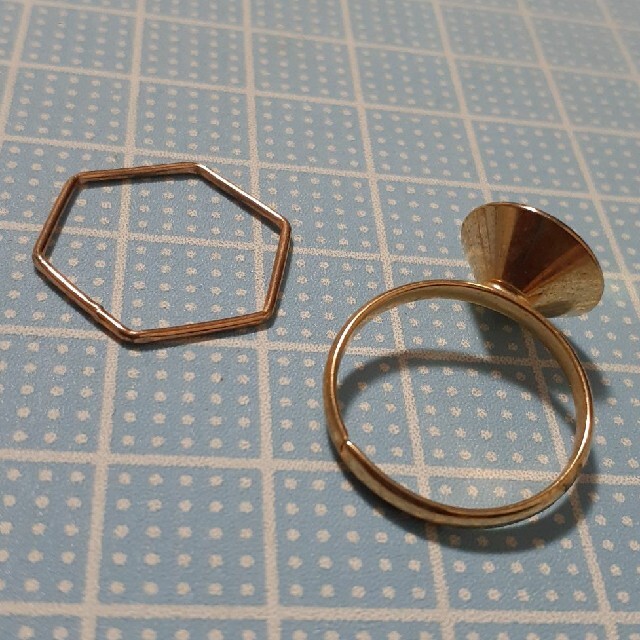 1cm位のキラキラリングと　六角形　のリング2個セットです。 レディースのアクセサリー(リング(指輪))の商品写真