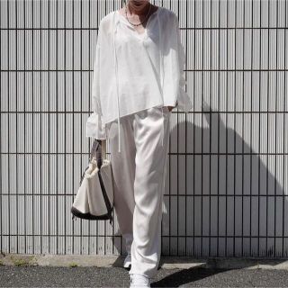 ドゥロワー(Drawer)のGypsohila Satin Pants サテンパンツ　White 田中彩子(カジュアルパンツ)