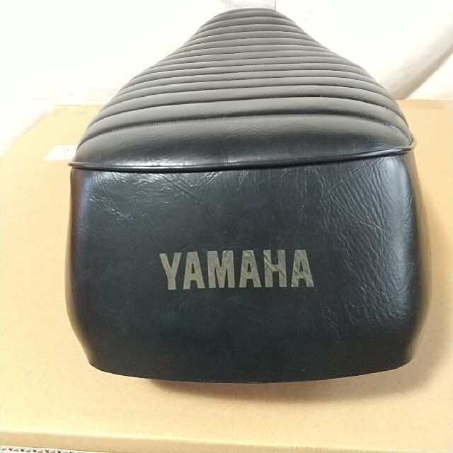 ヤマハ(ヤマハ)のヤマハ　SR400 ワイズギア　タックロール　シート 自動車/バイクのバイク(パーツ)の商品写真