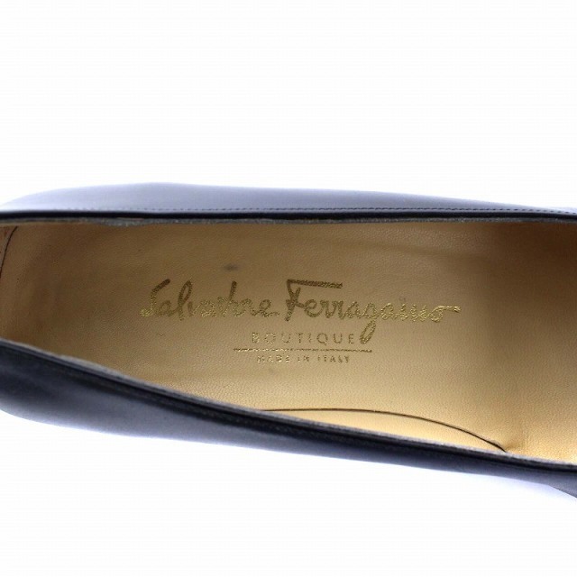Salvatore Ferragamo(サルヴァトーレフェラガモ)のサルヴァトーレフェラガモ パンプス スクエアトゥ ロゴプレート レザー 6C 黒 レディースの靴/シューズ(ハイヒール/パンプス)の商品写真