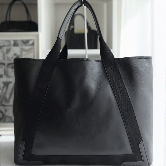 新作グッ Balenciaga 未使用に近い☆ バレンシアガ ネイビーカバスM 黒