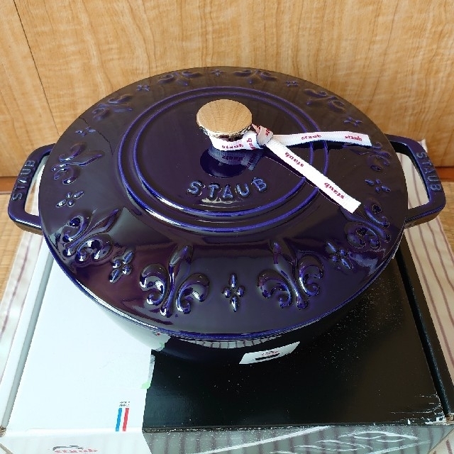 staub【新品】フルール・ド・リス フレンチオーブン24㎝ グランブルー b.