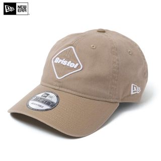 エフシーアールビー(F.C.R.B.)の送料無料 FCRB 22SS NEW ERA EMBLEM CAP BEIGE(キャップ)