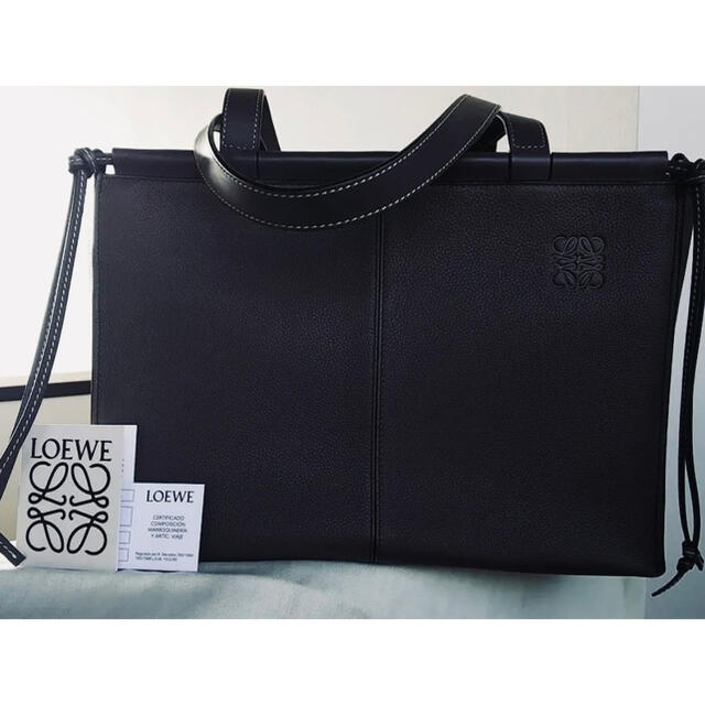 LOEWE(ロエベ)のロエベ　LOEWE クッショントート　スモール カーフレザー　ブラック レディースのバッグ(トートバッグ)の商品写真