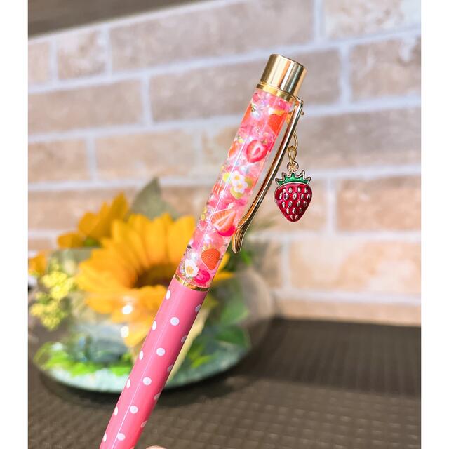 🍓いちご🍓　ハーバリウムボールペン　いちごチャーム付き　水玉ピンク ハンドメイドの文具/ステーショナリー(その他)の商品写真