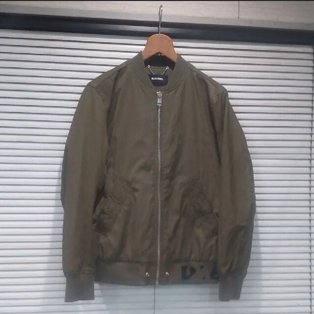 DIESEL  MA-1 ジャケット。カーキ色。 1