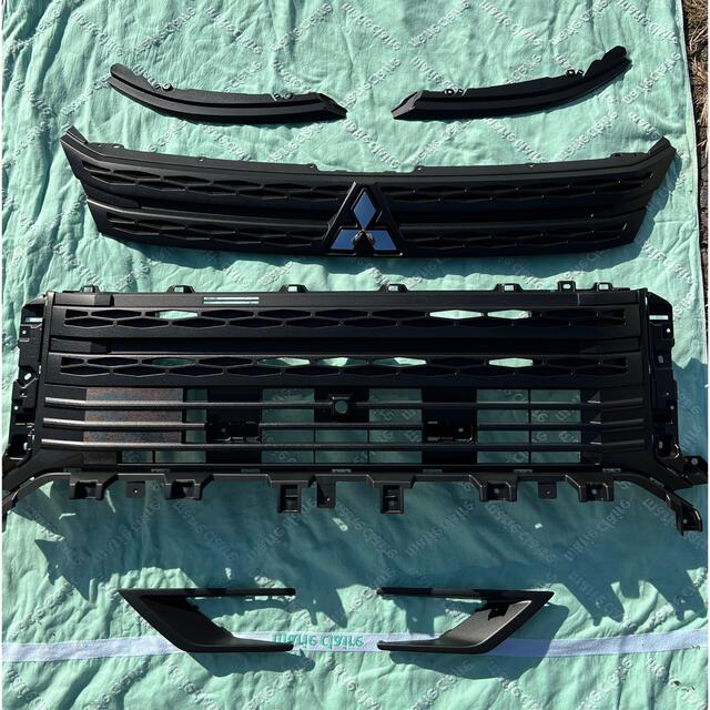 送料込み。新型デリカD5 フロントグリル周り一式 チッピング塗装品 送料込み。新型デリカD5 フロントグリル周り一式 チッピング塗装品