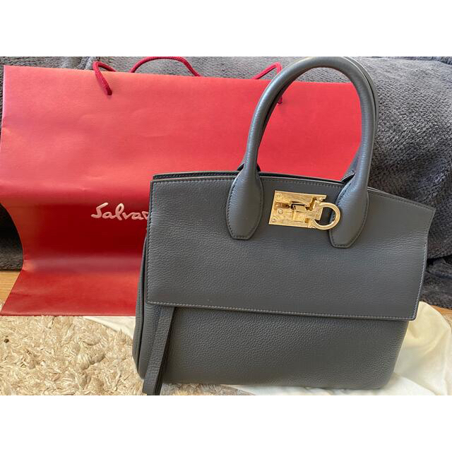 Salvatore Ferragamo(サルヴァトーレフェラガモ)のFerragamo Studio Bag （スモール） レディースのバッグ(ハンドバッグ)の商品写真