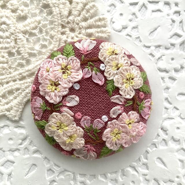 刺繍ブローチ/ ヘアゴム　ハンドメイド ハンドメイドのアクセサリー(コサージュ/ブローチ)の商品写真