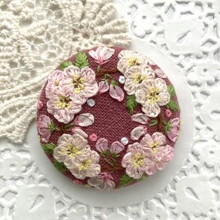 刺繍ブローチ/ ヘアゴム　ハンドメイド(コサージュ/ブローチ)