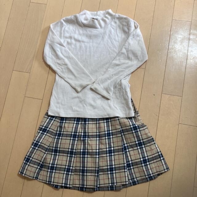 UNIQLO(ユニクロ)の白上着&チェックスカート キッズ/ベビー/マタニティのキッズ服女の子用(90cm~)(スカート)の商品写真