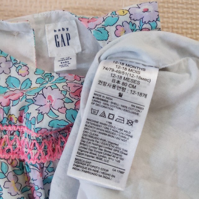 babyGAP(ベビーギャップ)のBabyGAP　花柄ワンピース　80サイズ キッズ/ベビー/マタニティのベビー服(~85cm)(ワンピース)の商品写真