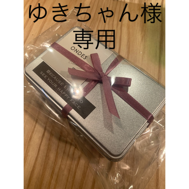 缶入りクッキー　シルバー缶と箱入りクッキーの2セット 食品/飲料/酒の食品(菓子/デザート)の商品写真