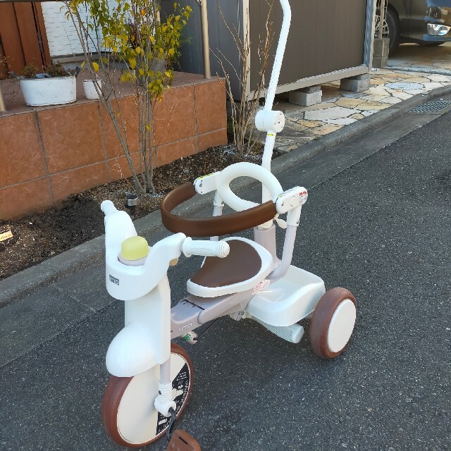 iimo02 送料込　手押し棒付き折りたたみ三輪車 キッズ/ベビー/マタニティの外出/移動用品(三輪車)の商品写真