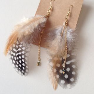 手作り羽根ピアス・ホロホロ鳥×紅背毛(ピアス)
