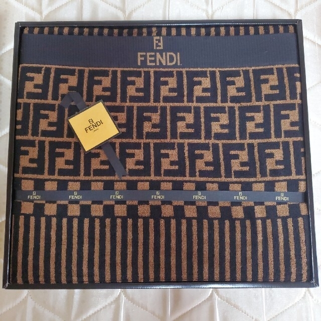 FENDI(フェンディ)のFENDIタオルケット(新品未使用)値下げしました キッズ/ベビー/マタニティの寝具/家具(タオルケット)の商品写真