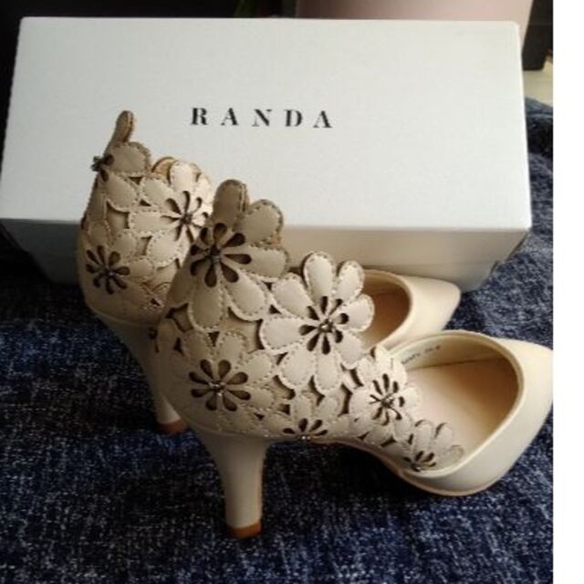 RANDA(ランダ)の【新品未使用品】RANDA  フラワーサイドオープンパ レディースの靴/シューズ(ハイヒール/パンプス)の商品写真