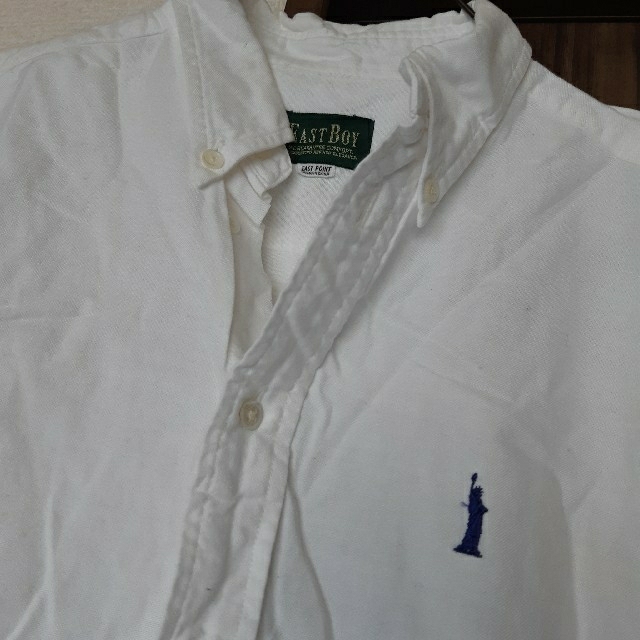 EASTBOY(イーストボーイ)のEAST BOY　イーストボーイ　Yシャツ　ブラウス　白　紺ロゴ刺繍 レディースのトップス(シャツ/ブラウス(長袖/七分))の商品写真