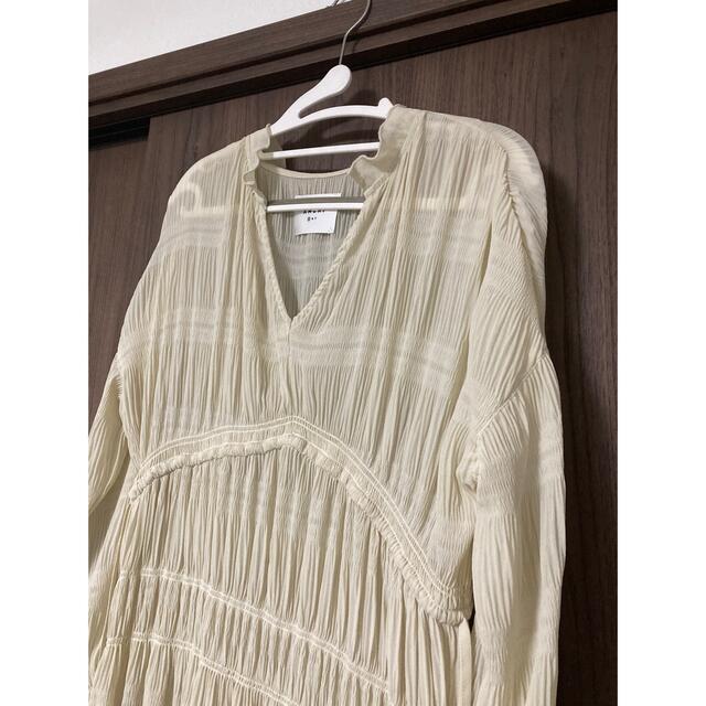 Ameri VINTAGE(アメリヴィンテージ)のアメリヴィンテージ　SHIRRING PLEATS DRESS  AMERI レディースのワンピース(ロングワンピース/マキシワンピース)の商品写真