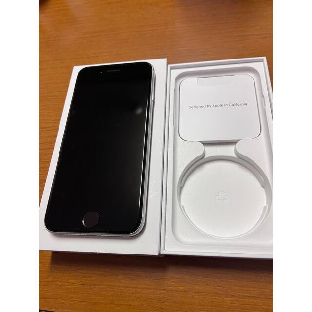 Apple(アップル)のApple iPhoneSE 第2世代 64GB ホワイト au スマホ/家電/カメラのスマートフォン/携帯電話(スマートフォン本体)の商品写真
