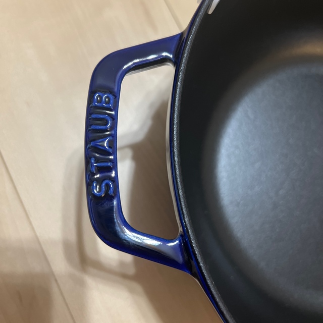 staub フレンチオーブン 24cm Lily　リリー インテリア/住まい/日用品のキッチン/食器(鍋/フライパン)の商品写真