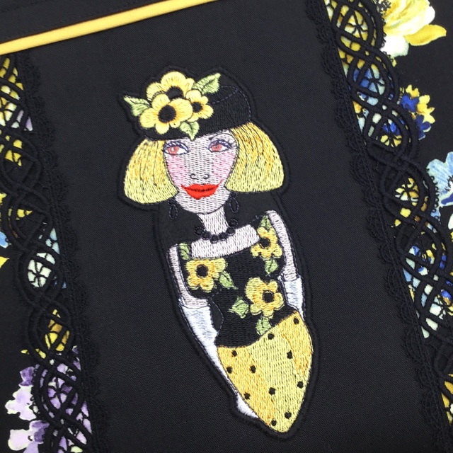 《刺繍》ひまわりレディ　黄色いお花柄♡A4サイズが入るトートバッグ