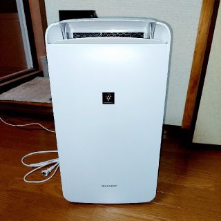 シャープ(SHARP)のSHARP 冷風・衣類乾燥除湿機 CM-L100-W 2020年製(衣類乾燥機)