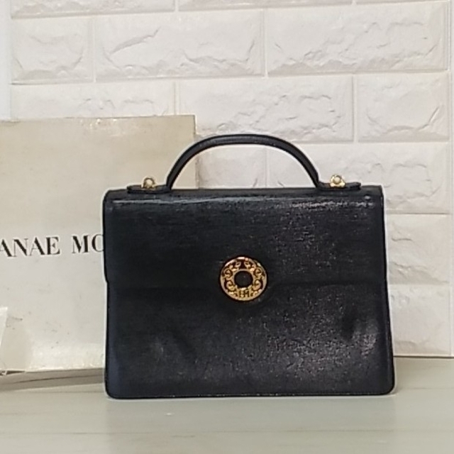 HANAE MORI(ハナエモリ)のHM HANAE MORI モリハナエ ブラック  GOLDロゴ バッグ  レディースのバッグ(ハンドバッグ)の商品写真