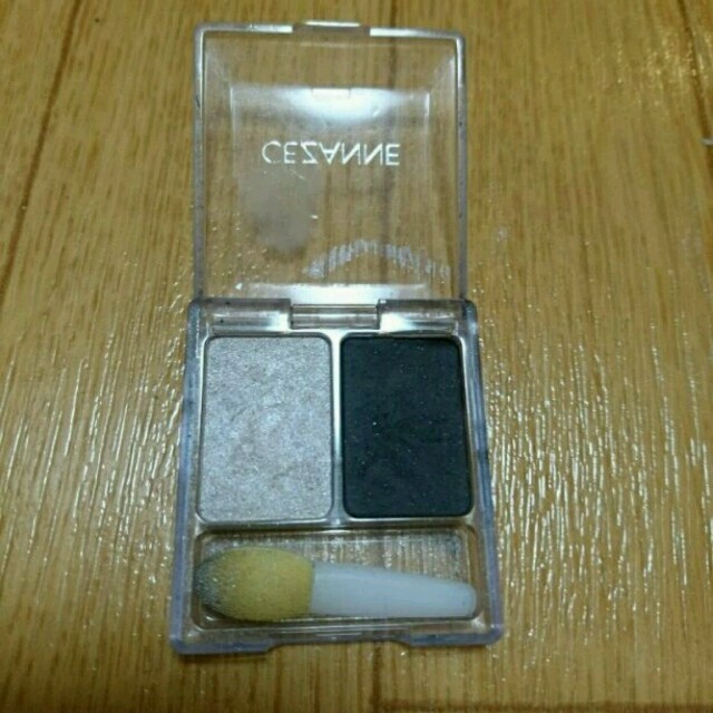 CEZANNE（セザンヌ化粧品）(セザンヌケショウヒン)のほぼ未使用  セザンヌ  ツーカラーアイシャドウ コスメ/美容のベースメイク/化粧品(アイシャドウ)の商品写真