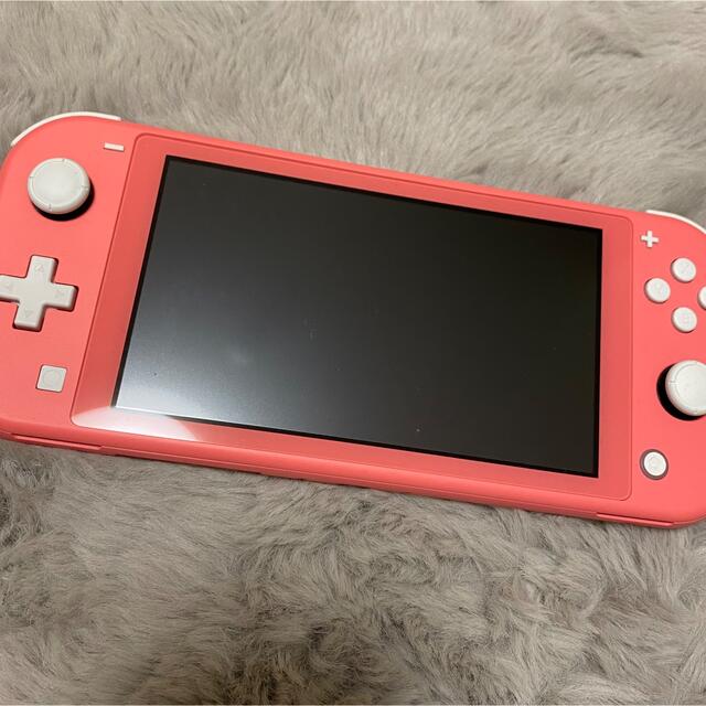 Nintendo Switch Lite コーラル エンタメ/ホビーのゲームソフト/ゲーム機本体(家庭用ゲーム機本体)の商品写真