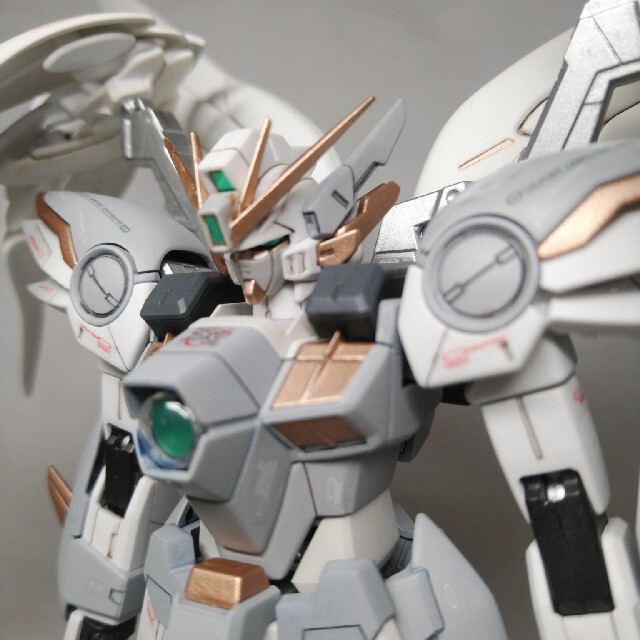 BANDAI(バンダイ)のガンプラ MG WガンダムゼロEW(Ver1.0)【全塗装】 エンタメ/ホビーのおもちゃ/ぬいぐるみ(模型/プラモデル)の商品写真