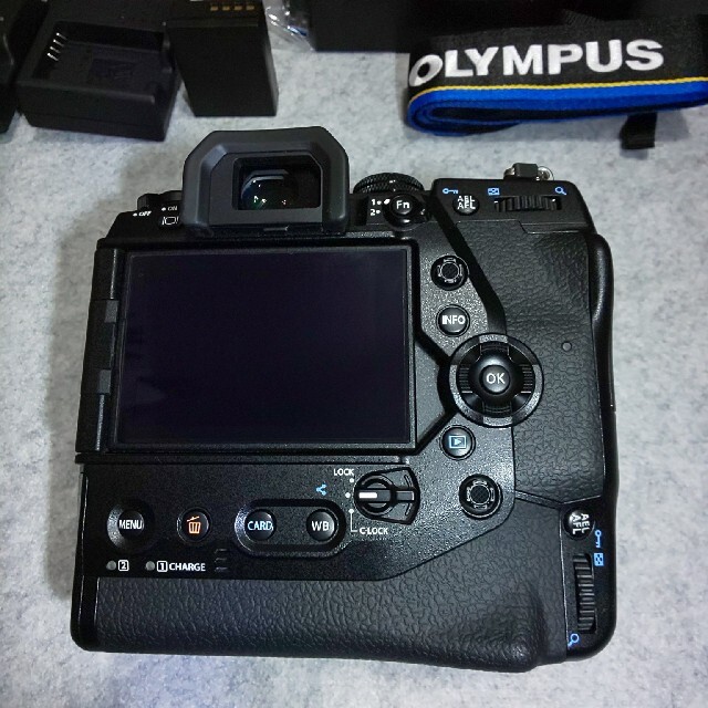 OLYMPUS(オリンパス)のOLYMPUS ミラーレス一眼カメラ OM-D E-M1X スマホ/家電/カメラのカメラ(ミラーレス一眼)の商品写真