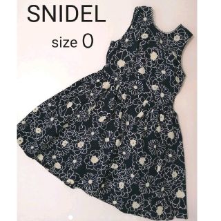 スナイデル(SNIDEL)の美品　SNIDEL　スナイデル　花柄ノースリーブワンピース　ネイビー　リボン(ひざ丈ワンピース)