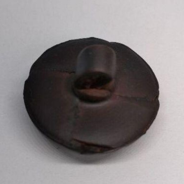 専用　62.革ボタン　焦げ茶　3つ ハンドメイドの素材/材料(各種パーツ)の商品写真