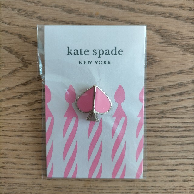 kate spade new york(ケイトスペードニューヨーク)のケイトスペード ピンバッジ レディースのファッション小物(その他)の商品写真