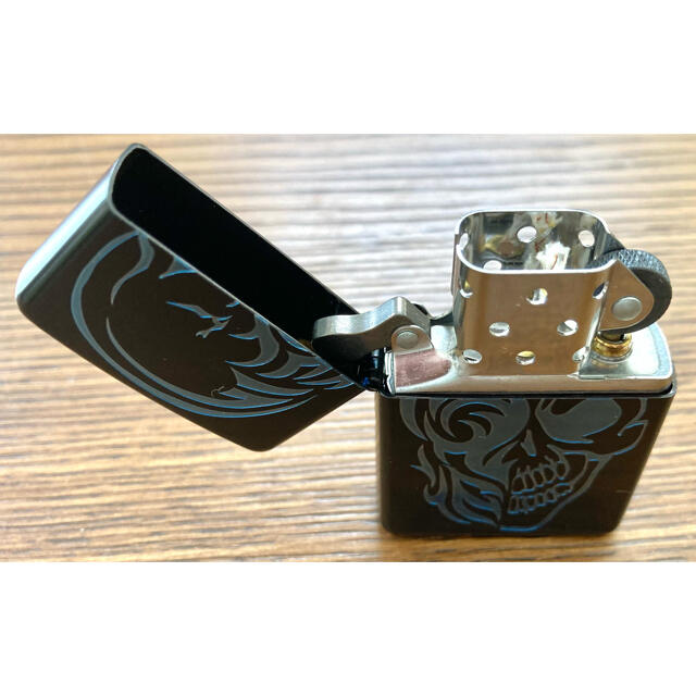 ZIPPO(ジッポー)のZippo ジッポー　HALF OF SKULL 2HSK-BL 新品未使用品 メンズのファッション小物(タバコグッズ)の商品写真