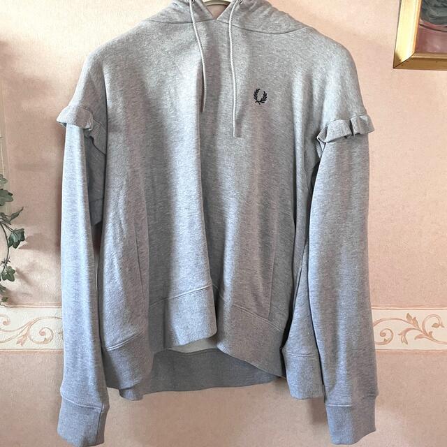 FRED PERRY(フレッドペリー)のフレッドペリー　スウェット　フリルパーカー レディースのトップス(パーカー)の商品写真