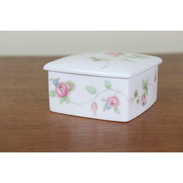 WEDGWOOD(ウェッジウッド)のウェッジウッド　ローズヒップ　ケース　小物入れ　スクエアボックス　薔薇　イギリス インテリア/住まい/日用品のキッチン/食器(容器)の商品写真